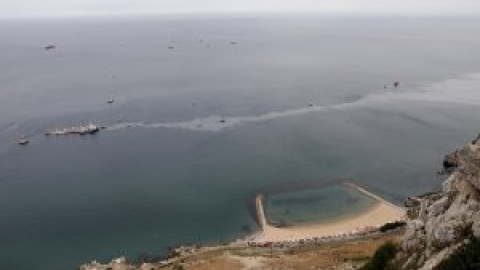 El alcalde de La Línea alerta de que el vertido del buque varado en Gibraltar ha llegado a las playas del municipio