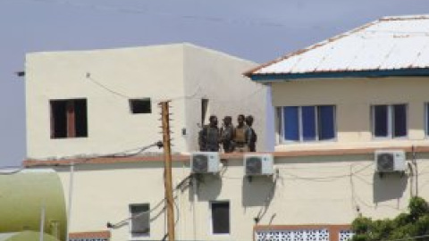 Un ataque islamista deja ya 14 muertos en un hotel de Mogadiscio frecuentado por cargos del Gobierno somalí