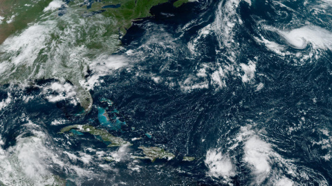 2/9/22 Imagen satelital cedida hoy por la Oficina Nacional de Administración Oceánica y Atmosférica de Estados Unidos (NOAA), a través del Centro Nacional de Huracanes (NHC), donde se muestra la localización del huracán Danielle en el Atlántico