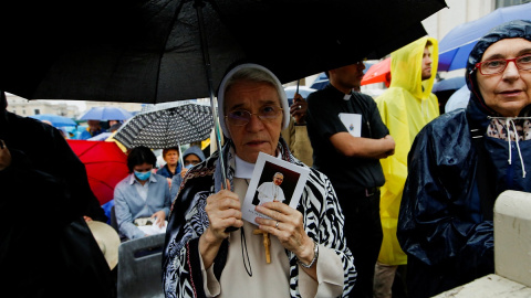 04/09/2022 Una monja sostiene una imagen del papa Juan Pablo I durante su beatificación, en la Plaza de la Pedro, en el Vaticano