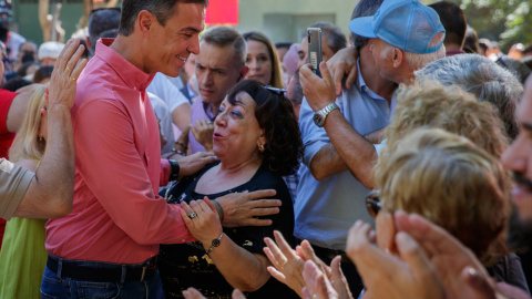 Pedro Sánchez saluda este sábado a los vecinos del sevillano barrio de Pino Montano.