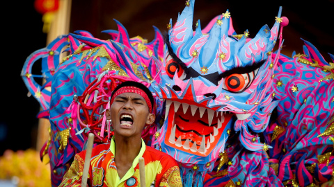 Varias personas participan en una danza con motivo del Nuevo Año Lunar en el barrio chino de Bangkok (Tailandia) | EFE/Diego Azubel