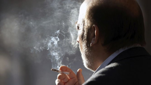 Imagen de archivo de un hombre adulto fumando | EFE