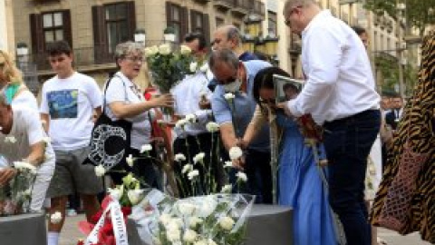 Un centenar de manifestantes empañan el homenaje de Barcelona a las víctimas del 17-A