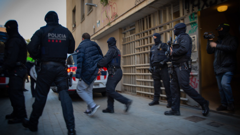 Imagen de archivo de los Mossos llevándose detenido a un hombre durante la operación contra el yihadismo en el centro de Barcelona, a 15 de enero de 2019.