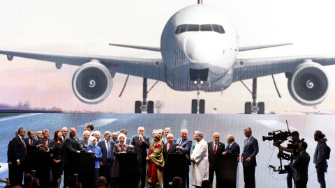 El presidente de de Turquía, Recep Tayyip Erdogan, con su esposa Emine Erdogan y otras autoridades en la ceremonia de inauguración oficial del nuevo Aeropuerto de Estambul. REUTERS/Murad Sezer