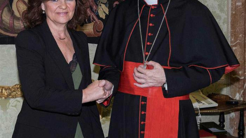 La vicepresidenta Carmen Calvo saluda al secretario de Estado vaticano, Pietro Parolin, en Roma. (EFE)