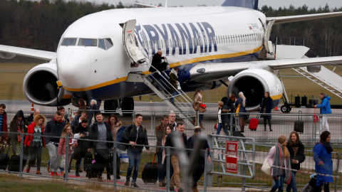 Pasajeros desembarcan de un avión de Ryanair, en el aeropuerto de Modlin, cerca de varsovia. REUTERS/Kacper Pempel