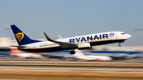 Un aparato Boeing 737-800 de la aerolínea irlandesa de bajo coste Ryanair despega en el aeropuerto de Palma de Mallorca. REUTERS/Paul Hanna