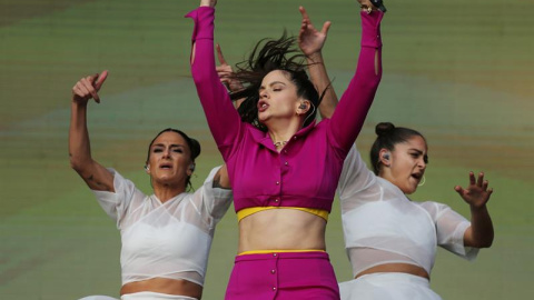 La cantante española Rosalía se presenta hoy domingo, en la novena versión del festival musical Lollapalooza 2019, en Santiago (Chile). EFE/ Elvis Gonzalez