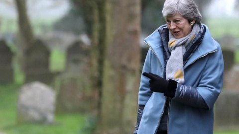 Theresa May posa ante la prensa al salir de misa. (SIMON DAWSON | EFE)