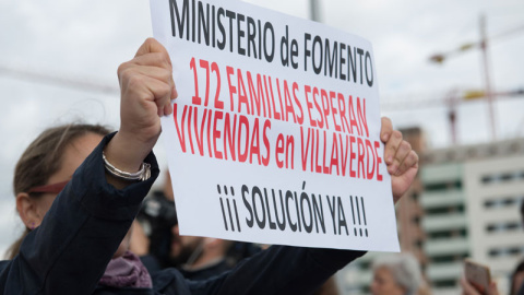 Concentración de los miembros de la cooperativa Vitra frente a la parcela situada en el barrio de Villaverde Bajo (Madrid). SONRYE FOTOGRAFÍA