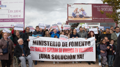 Concentración de los miembros de la cooperativa Vitra frente a la parcela situada en el barrio de Villaverde Bajo (Madrid). SONRYE FOTOGRAFÍA