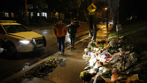 Ofrenda de flores en recuerdo a las personas asesinadas por el asesinato que llevó a cabo un neonazi en una sinagoga de Pensilvania. | Cathal McNaughton / Reuters