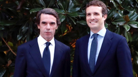 El expresidente del Gobierno José María Aznar, acompañado por el presidente del PP, Pablo Casado, a su llegada a la presentación de su libro 'El futuro es hoy', en Madrid. EFE/Javier Lopez