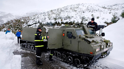 Los 120 efectivos de la Unidad Militar de Emergencias trasladados a Asturias para ayudar a paliar los efectos del temporal de nieve. /EFE