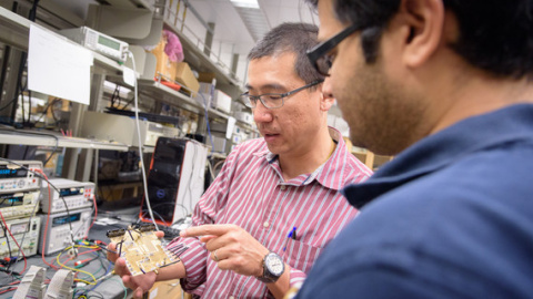 En su laboratorio en la Universidad de California en San Diego, EEUU, el ingeniero Vincent Leung trabaja en la próxima generación de implantes cerebrales inalámbricos. Qualcomm Circuits Lab