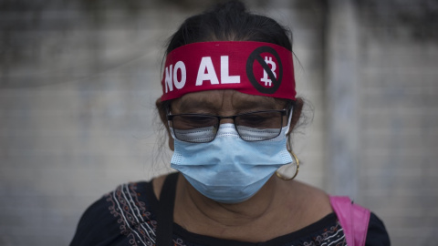 06/09/2022. Una salvadoreña protesta por la implementación del bitcoin en el país, a 7 de septiembre de 2021.