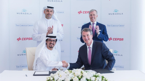 Musabbeh Al Kaabi, consejero delegado de Mubadala, sella el acuerdo con Marcel Van Poecke, director de Carlyle International Energy Partners. E.P.