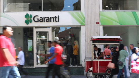 Varias personas pasean cerca de unas oficinas en Estambul del banco Garanti, controlado por BVA. EFE/ Erdem Sahin