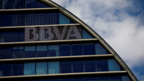 El logo del BBVA en el edificio La Vela, su sede en la zona norte de Madrid. REUTERS/Juan Medina