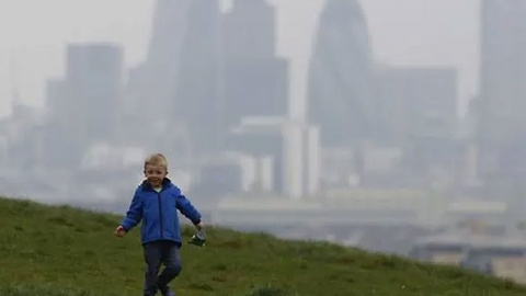 Un niño juega en un parque de Londres. REUTERS/Luke MacGregor