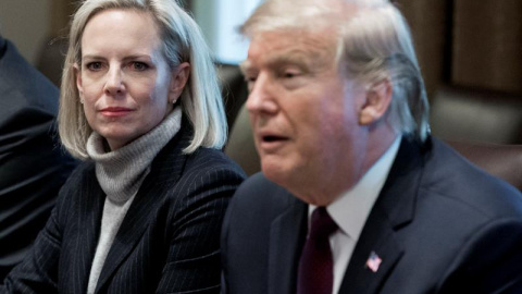 Kirstjen Nielsen, en una imagen de archivo junto a Donald Trump. - EFE