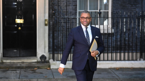 El nuevo ministro de Exteriores británico, James Cleverly, sale de Downing Street tras despachar con Liz Truss este 6 de septiembre de 2022.