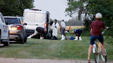 Investigadores forenses se preparan para analizar el terreno tras la matanza en una reserva indígena en Saskatchewan (Canadá) este 5 de septiembre de 2022.