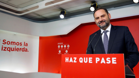 El coordinador de campaña del PSOE, José Luis Ábalos, hace unas declaraciones tras la reunión del Comité Electoral que se ha reunido en la sede del partido en la madrileña calle de Ferraz. EFE/Chema Moya