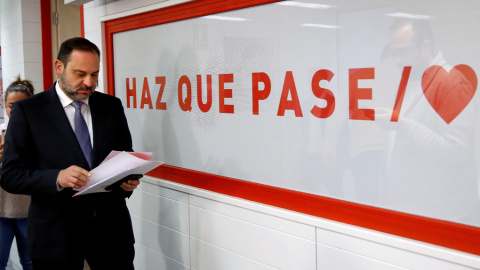 El coordinador de campaña del PSOE, José Luis Ábalos, tras la reunión del Comité Electoral que se ha reunido en la sede del partido en la madrileña calle de Ferraz. EFE/Chema Moya