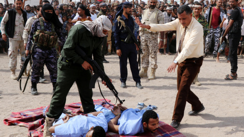 A police officer prepares for the execution of Wadah Refat, 28, and Mohamed Khaled, 31, who were convicted of raping a twelve-years-old boy in Aden