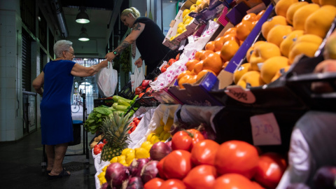 12/8/22 Un puesto de frutas y verduras de un mercado de abastos. A 12 de agosto de 2022, en Sevilla.