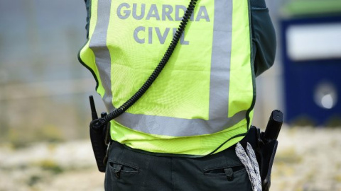 La Guardia Civil trata de esclarecer los motivos del accidente y si pudiera estar implicado un ultraligero, que ha aterrizado sin problemas./EFE