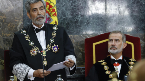 El presidente del Tribunal Supremo, Carlos Lesmes (i), ante el rey Felipe, interviene en el acto de apertura del Año Judicial 2022/2023 este miércoles 7 de septiembre de 2022 en la sede del Tribunal.