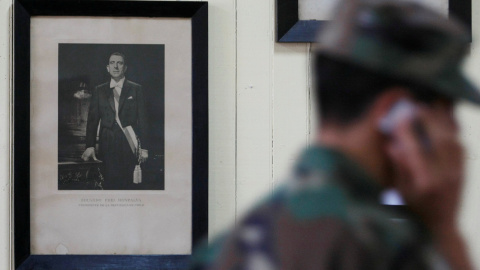 Una fotografía del expresidente chileno Eduardo Frei Montalva expuesta en un colegio. / REUTERS - RODRIGO GARRIDO