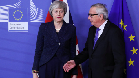 La primera ministra británica, Theresa May, junto al presidente de la Comisión Europea (CE), Jean-Claude Juncker durante su reunión en Bruselas. / REUTERS -  YVES HERMAN