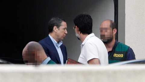 El expresidente de la Generalitat Valenciana y exministro de Trabajo, Eduardo Zaplana, a su llegada a su chalé de Benidorm junto a la comisión judicial tras ser detenido. - EFE