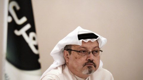 Jamal Khashoggi, observa durante una conferencia de prensa en la capital de Bahrein, Manama, el 15 de diciembre de 2014 | AFP