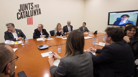 El presidente de la Generalitat, Quim Torra (2ºi), el líder de JxCat, Carles Puigdemont -por videoconferencia-, consellers y parlamentarios del PDeCAT en Congreso y Senado durante una reunión. EFE/Marta Pérez