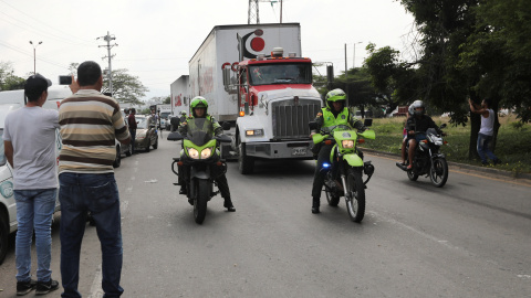 Agentes de la policía colombiana escoltan camiones de la ayuda humanitaria internacional para Venezuela. / REUTERS - LUISA GONZALEZ