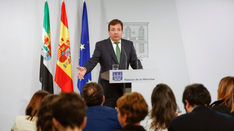 El presidente de la Junta de Extremadura, Guillermo Fernández Vara, durante su comparecencia ante los medios tras la reunión que mantuvo con el presidente del Gobierno, Pedro Sánchez, en el Palacio de La Moncloa-. EFE/ Emilio Naranjo