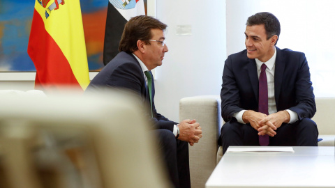 El presidente del Gobierno Pedro Sánchez, junto al presidente de la Junta de Extremadura, Guillermo Fernández Vara, en el Palacio de la Moncloa. EFE/ Emilio Naranjo