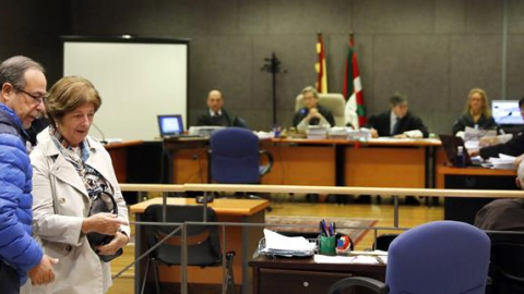 Los padres de íñigo Cabacas durante la celebración del juicio sobre la muerte de su hijo por parte de la Ertzaintza | Luis Tejido / EFE