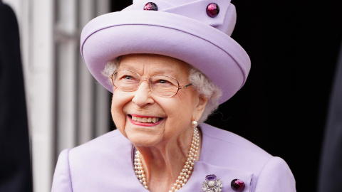 28/06/2022-La Reina Isabel II asiste a un desfile de acto de lealtad de las fuerzas armadas en los jardines del Palacio de Holyroodhouse con motivo de su jubileo de platino en Escocia el 28 de junio.