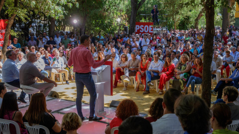 El secretario general del PSOE y presidente del Gobierno, Pedro Sánchez, se dirige a los vecinos del sevillano barrio de Pino Montano en el primer acto de la campaña "El Gobierno de la Gente", que se celebró en Sevilla.