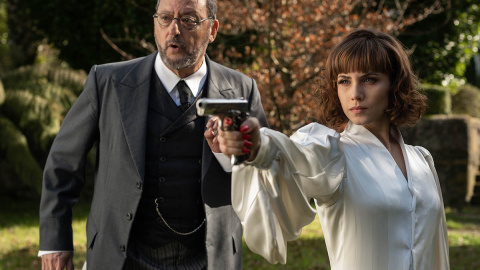 Aura Garrido y Jean Reno en una secuencia de la serie 'Un asunto privado'