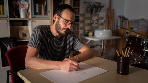 Oriol Malet treballant al seu estudi.