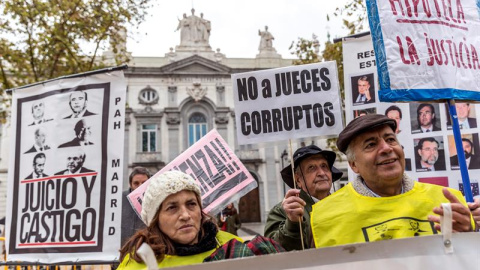 6/10/2018.- Grupos de personas se concentraron hoy ante la sede del Tribunal Supremo que hoy resuelve sobre la sentencia que atribuía a la banca el pago del impuesto de las hipotecas . EFE/Rodrigo Jiménez