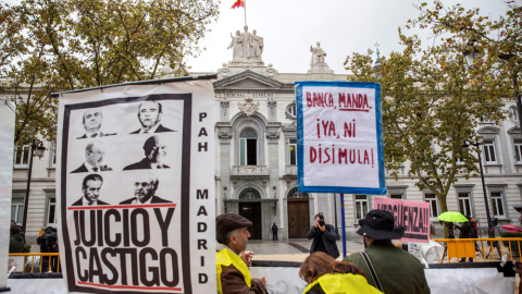 Concentración de activistas antidesahucios ante la sede del Tribunal Supremo, durante el pleno que resuelve sobre pago del impuesto de las hipotecas. EFE/Rodrigo Jiménez